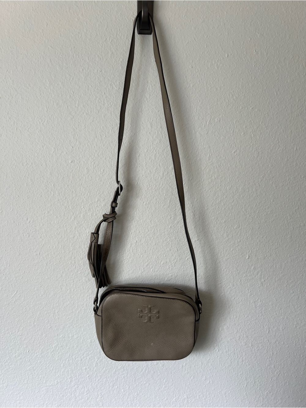 Tory Burch Taupe Pebbled Leather Camera Crossbody - Picture 2 of 9